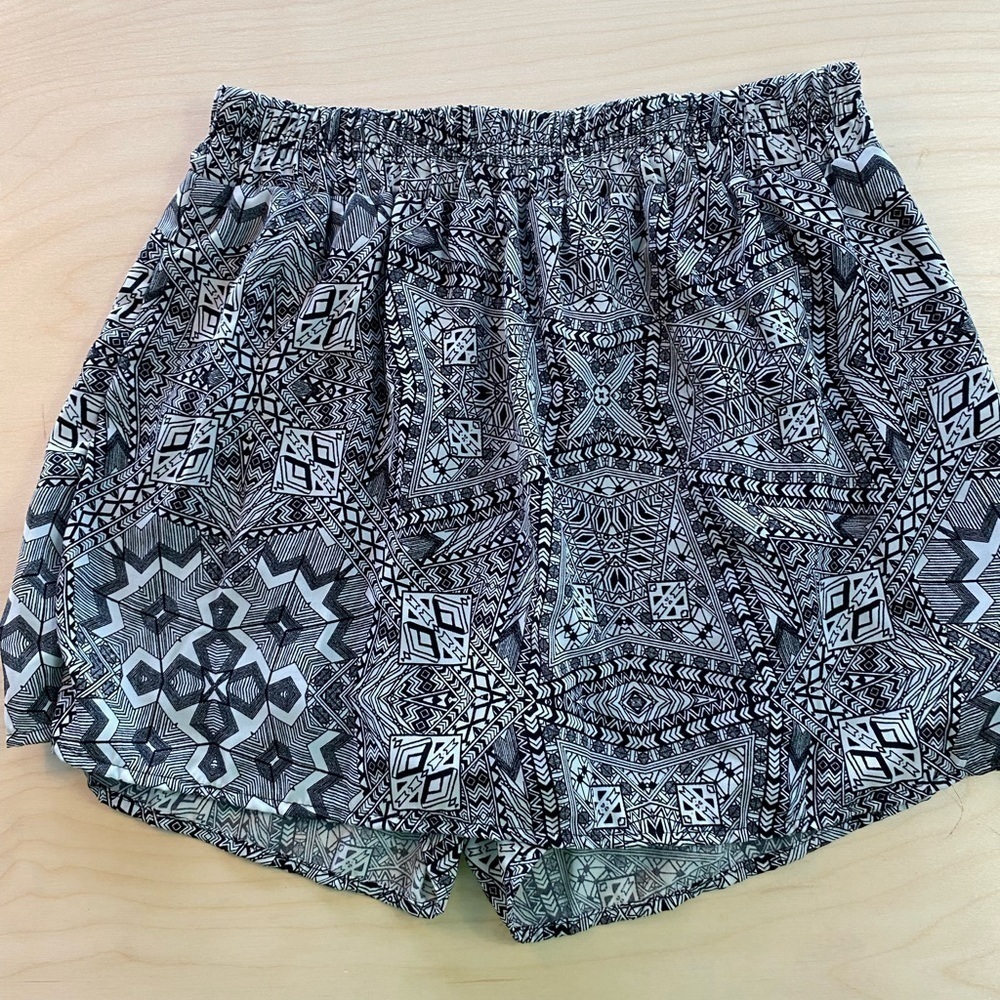 Passport Love Skort size Large (BV)